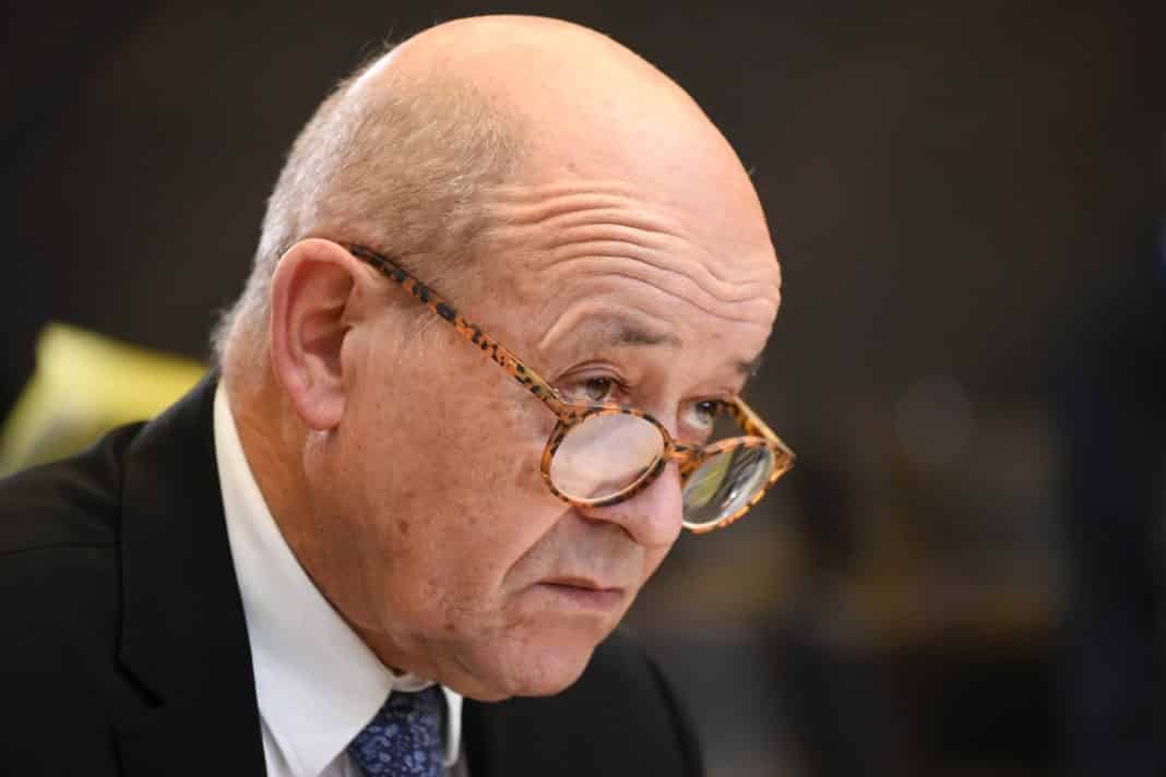 1207203-jean-yves-le-drian-s-est-trompe-d-expediteur-et-a-envoye-un-sms-a-segolene-royal-ou-il-la-surnommait-cette-folle