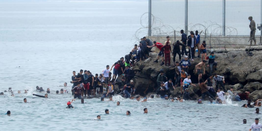 Arrivee-de-8.000-migrants-a-Ceuta-l-Espagne-accuse-le-Maroc-de-chantage-l-Union-europeenne-durcit-le-ton