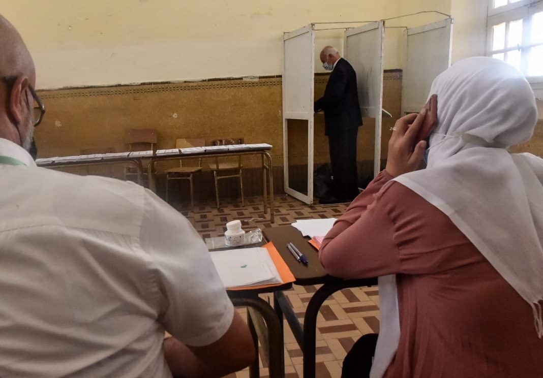 dans-un-bureau-de-vote-de-bab-el-oued-quartier-populaire-de-la-capitale-alger-photo-ryad-kramdi-afp-1623513677