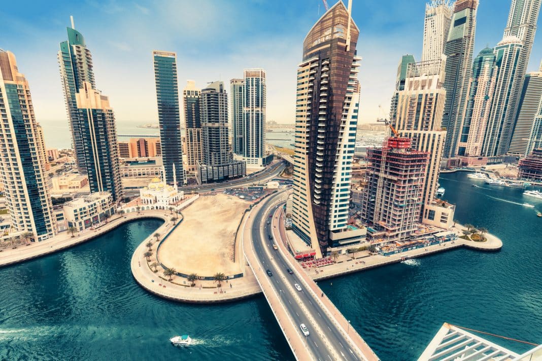 Aerial daytime skyline of Dubai Marina, UAE, with skyscrapers in the distance Émirats
