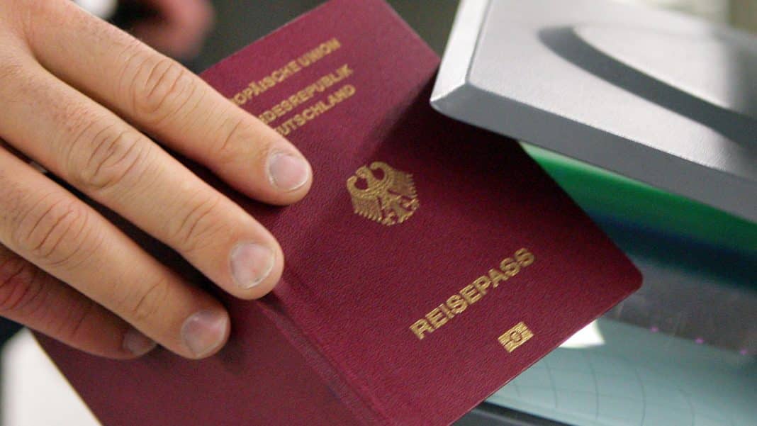 Pass-Kontrolle am Automaten in Frankfurt