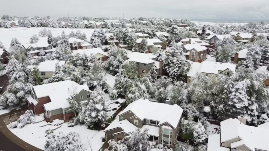 Les-images-incroyables-de-la-banlieue-de-Denver-sous-la-neige-apres-une-chute-de-30-C-en-une-journee-1417944