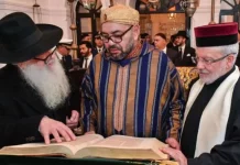 Mohammed VI accompagné de membres de la communauté juive