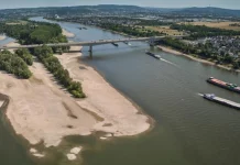 Le Rhin en Allemagne est tombé à cause de la sécheresse