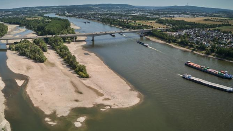 Le Rhin en Allemagne est tombé à cause de la sécheresse