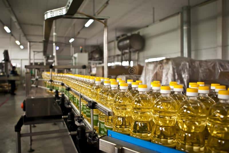 huile-de-tournesol-dans-la-bouteille-passant-chaîne-production-dof-peu-profond-126749404