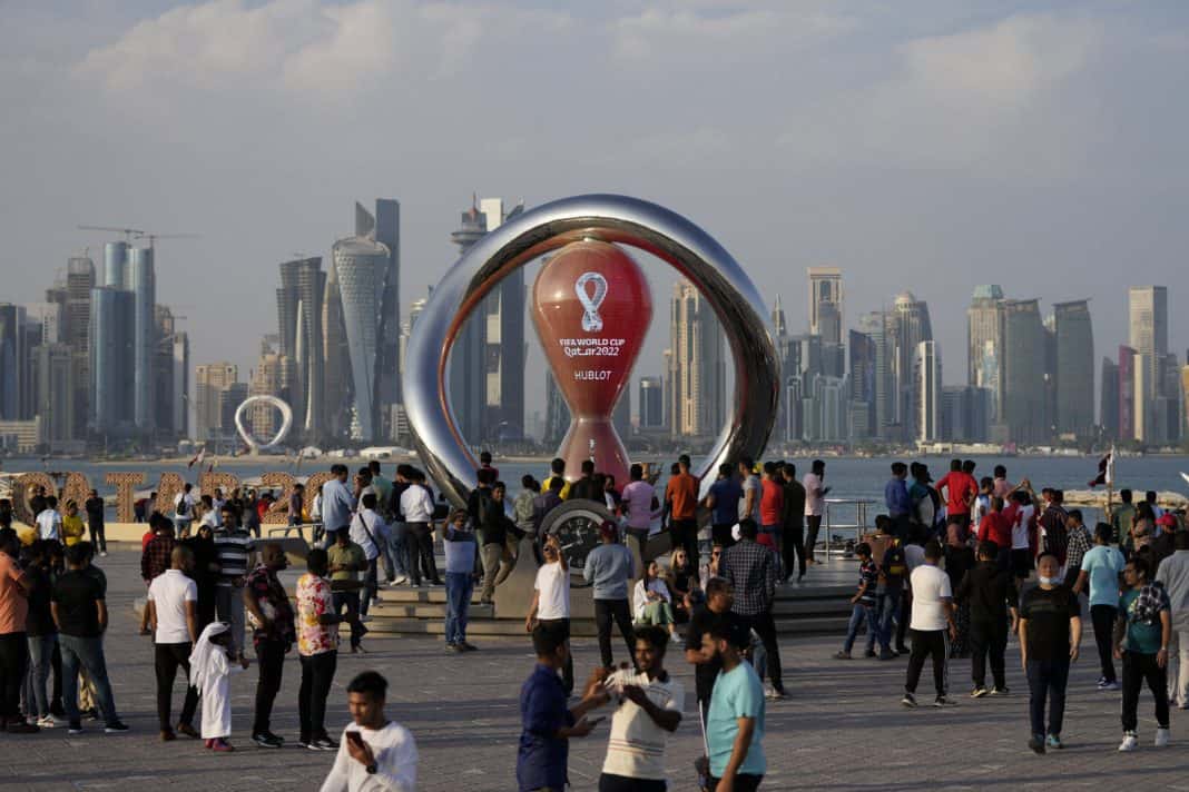 la-foule-se-rassemble-a-doha-devant-le-compte-a-rebours-du-coup-d-envoi-de-la-coupe-du-monde-2022-au-qatar-photo-sipa-hassan-ammar-1668272500
