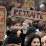 Controverse en France l'âge de la retraite relevé malgré les protestations des travailleurs