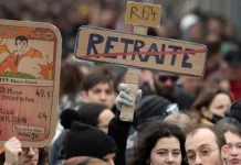 Controverse en France l'âge de la retraite relevé malgré les protestations des travailleurs