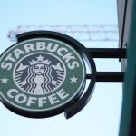 L'Énigme d'Oran : Contrefaçon d'un Starbucks Fait le Buzz sur les Réseaux Sociaux