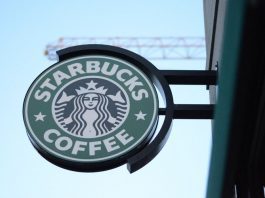 L'Énigme d'Oran : Contrefaçon d'un Starbucks Fait le Buzz sur les Réseaux Sociaux