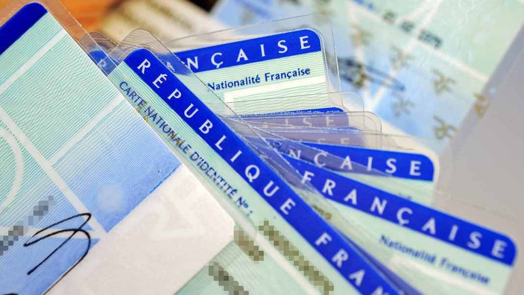 Fraude aux Titres de Séjour : Un Réseau de Faux Papiers Démantelé à Paris Fraude aux Titres de Séjour : Un Réseau de Faux Papiers Démantelé à Paris