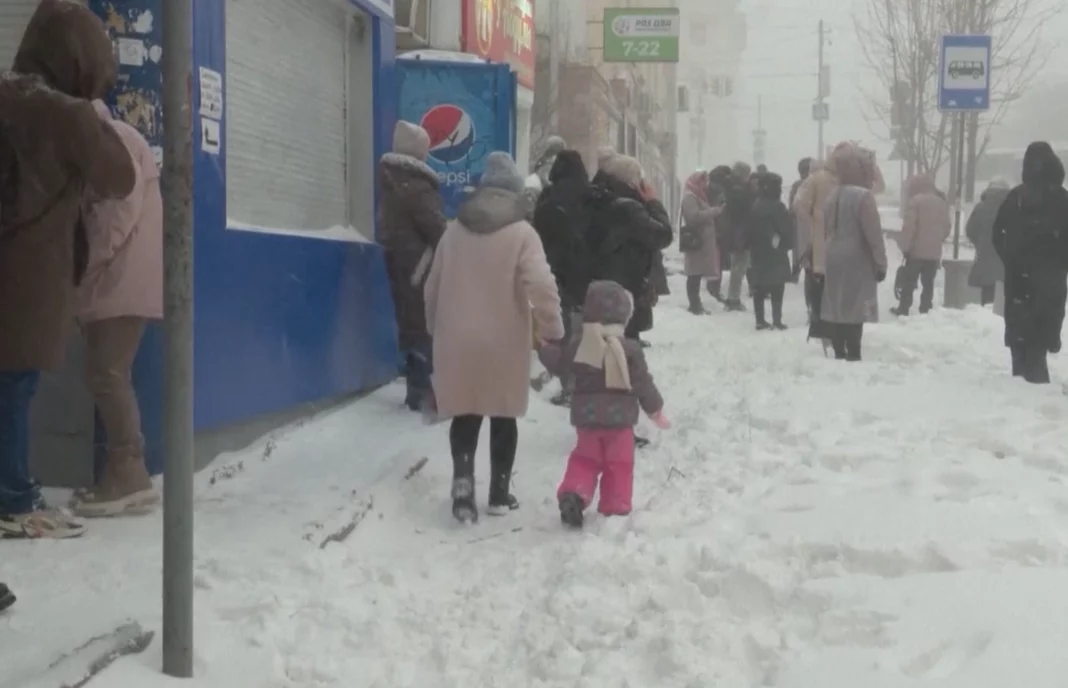 La Tempête du Siècle Frappe la Russie, laissant un Sillage de Destruction La "Tempête du Siècle" Frappe la Russie, laissant un Sillage de Destruction