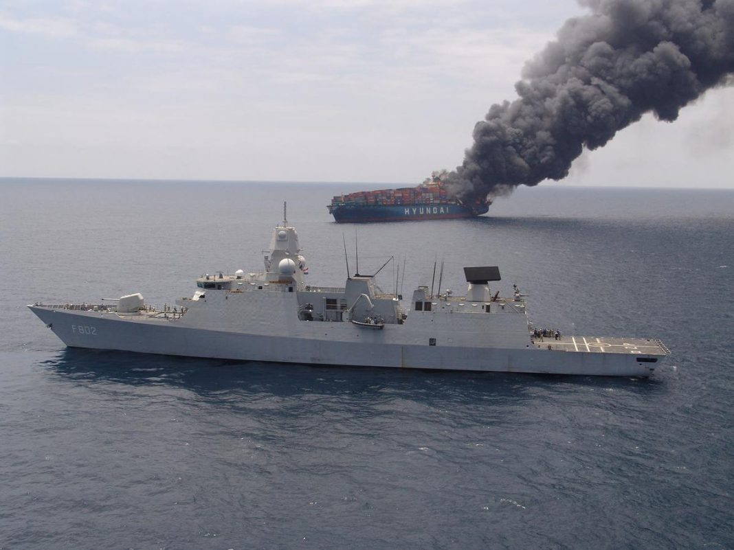 Tensions Internationales Des Missiles Yéménites Visent un Navire de Guerre Américain dans le Golfe d'Aden Tensions Internationales : Des Missiles Yéménites Visent un Navire de Guerre Américain dans le Golfe d'Aden