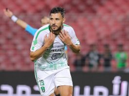 Youcef Belaïli : L'Étoile Montante du Football Algérien Brille de Mille Feux