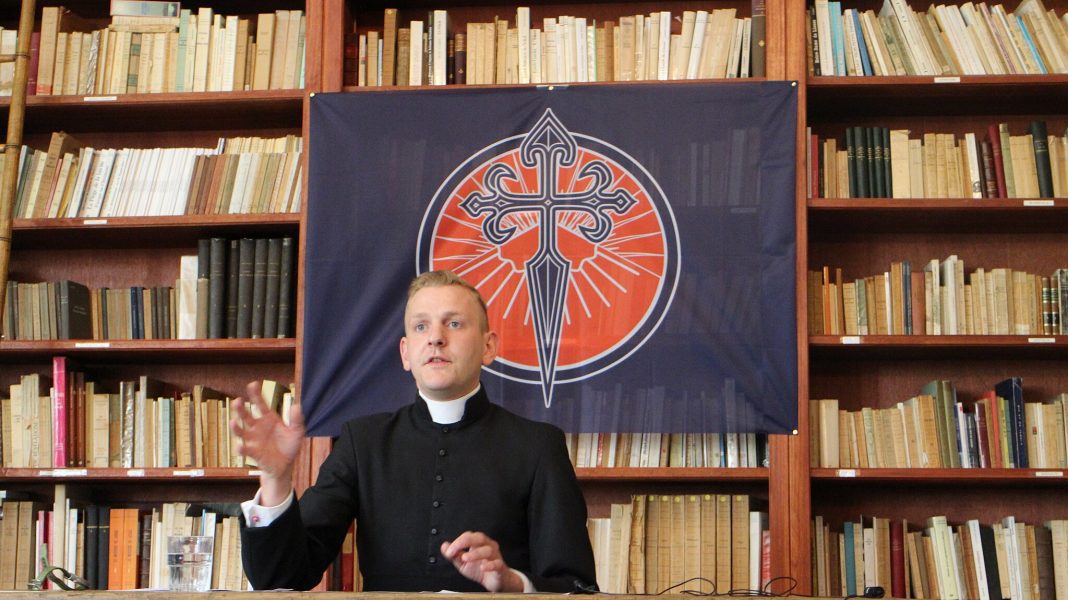 Academia Christiana : L'Ombre Méconnue de l'Extrême-Droite Française sous le Feu des Projecteurs Academia Christiana : L'Ombre Méconnue de l'Extrême-Droite Française sous le Feu des Projecteurs