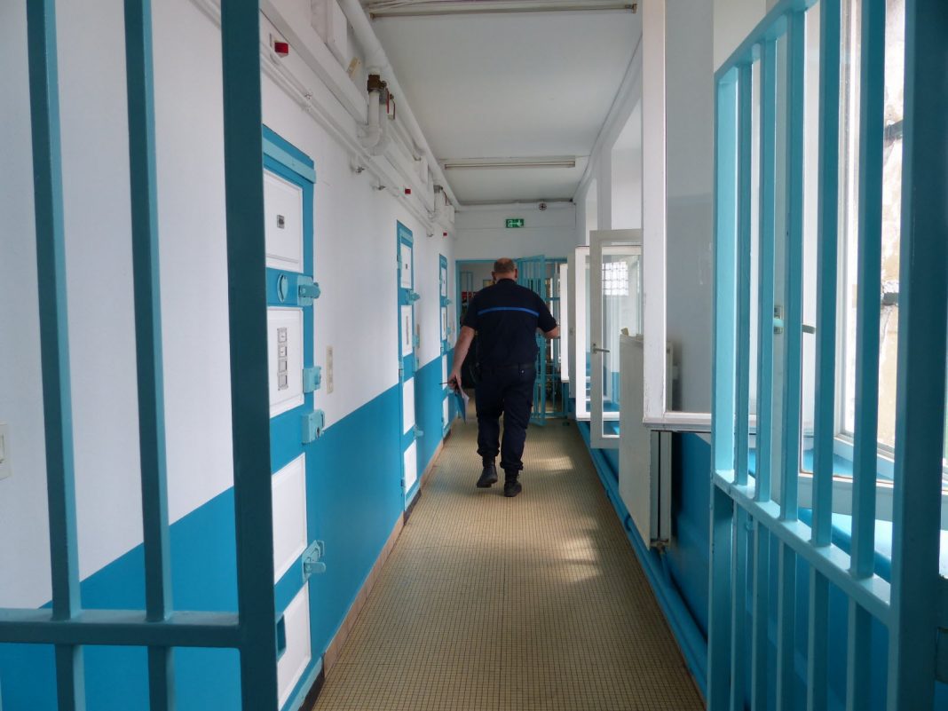 Entre les Barreaux et les Punaises de Lit L'Incroyable Choix d'un Algérien de Retourner en Prison Entre les Barreaux et les Punaises de Lit : L'Incroyable Choix d'un Algérien de Retourner en Prison