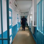 Entre les Barreaux et les Punaises de Lit : L'Incroyable Choix d'un Algérien de Retourner en Prison