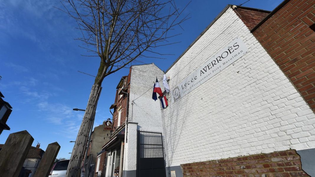 Lycée Averroès de Lille Entre Défense de l'Identité et Controverse sur la Laïcité Lycée Averroès de Lille : Entre Défense de l'Identité et Controverse sur la Laïcité