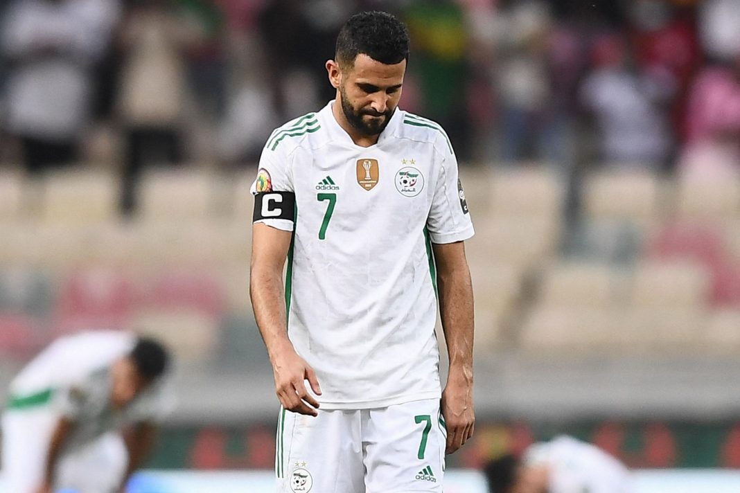 Riyad Mahrez : Entre Critiques et Honneurs, le Capitaine de l'Équipe d'Algérie Brille Riyad Mahrez : Entre Critiques et Honneurs, le Capitaine de l'Équipe d'Algérie Brille