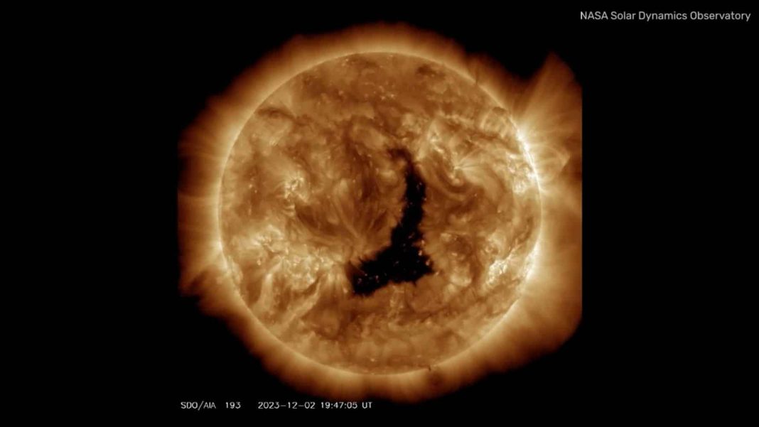 Tempête Géomagnétique Imminente Un Trou Coronal Géant sur le Soleil Lance un Avertissement Cosmique Tempête Géomagnétique Imminente : Un Trou Coronal Géant sur le Soleil Lance un Avertissement Cosmique