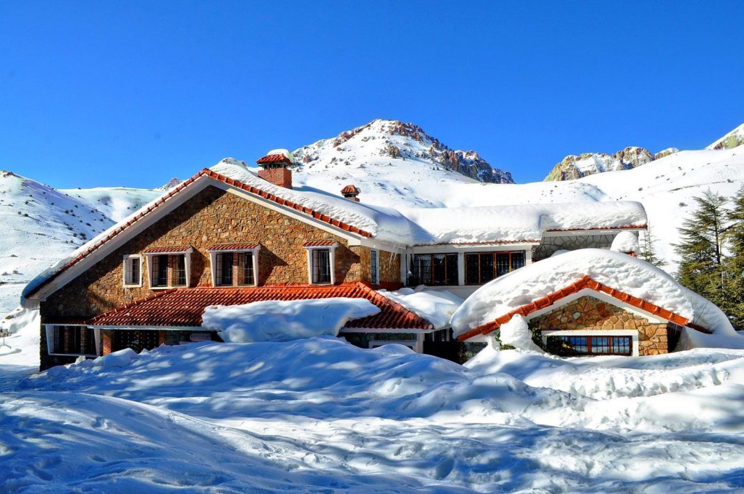 Tikjda, Perle de l'Hiver Algérien L'Affluence en Ce Début de Vacances d'Hiver Tikjda, Perle de l'Hiver Algérien : L'Affluence en Ce Début de Vacances d'Hiver