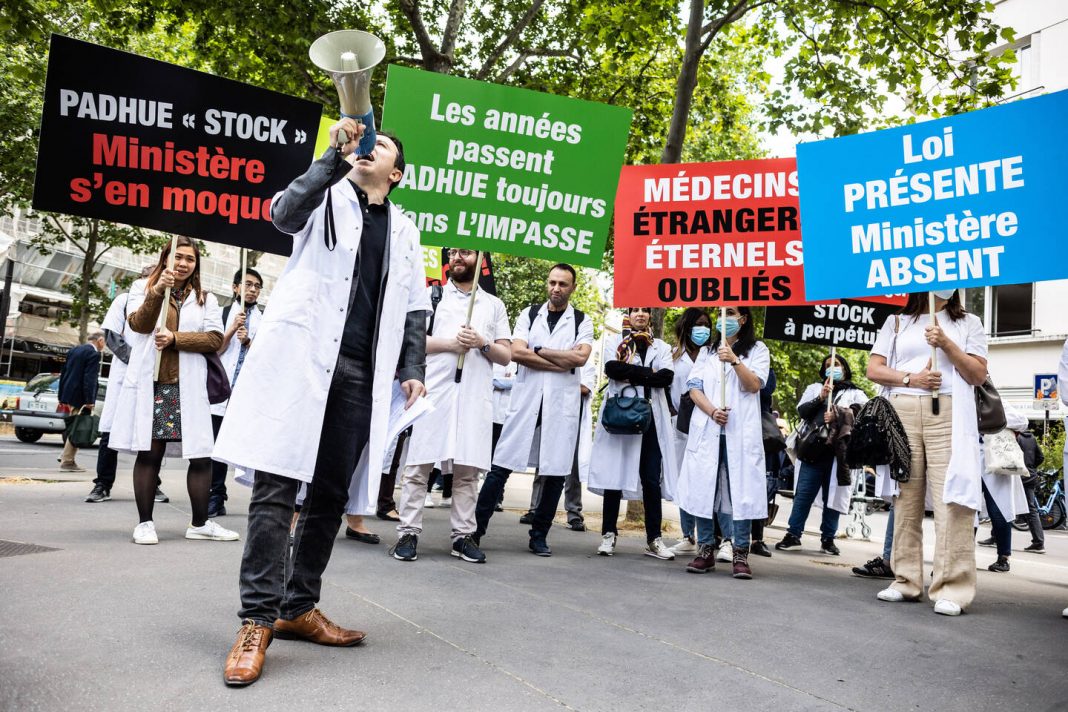 Rassemblement du syndicat SN PADHUE devant le ministere de la sante Crise Sanitaire en France : L'Expulsion Imminente de Milliers de Médecins Étrangers Sème le Chaos