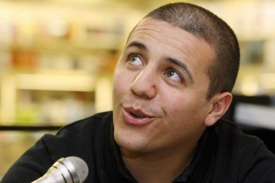 Faudel Chanteur de l'Amour, Pas de la Politique ! Ses Mots sur le Maroc et l'Algérie Font le Buzz Faudel : Chanteur de l'Amour, Pas de la Politique ! Ses Mots sur le Maroc et l'Algérie Font le Buzz